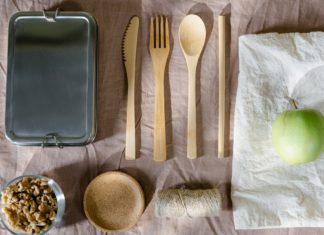 12 essential items to build your zero-waste travel kit